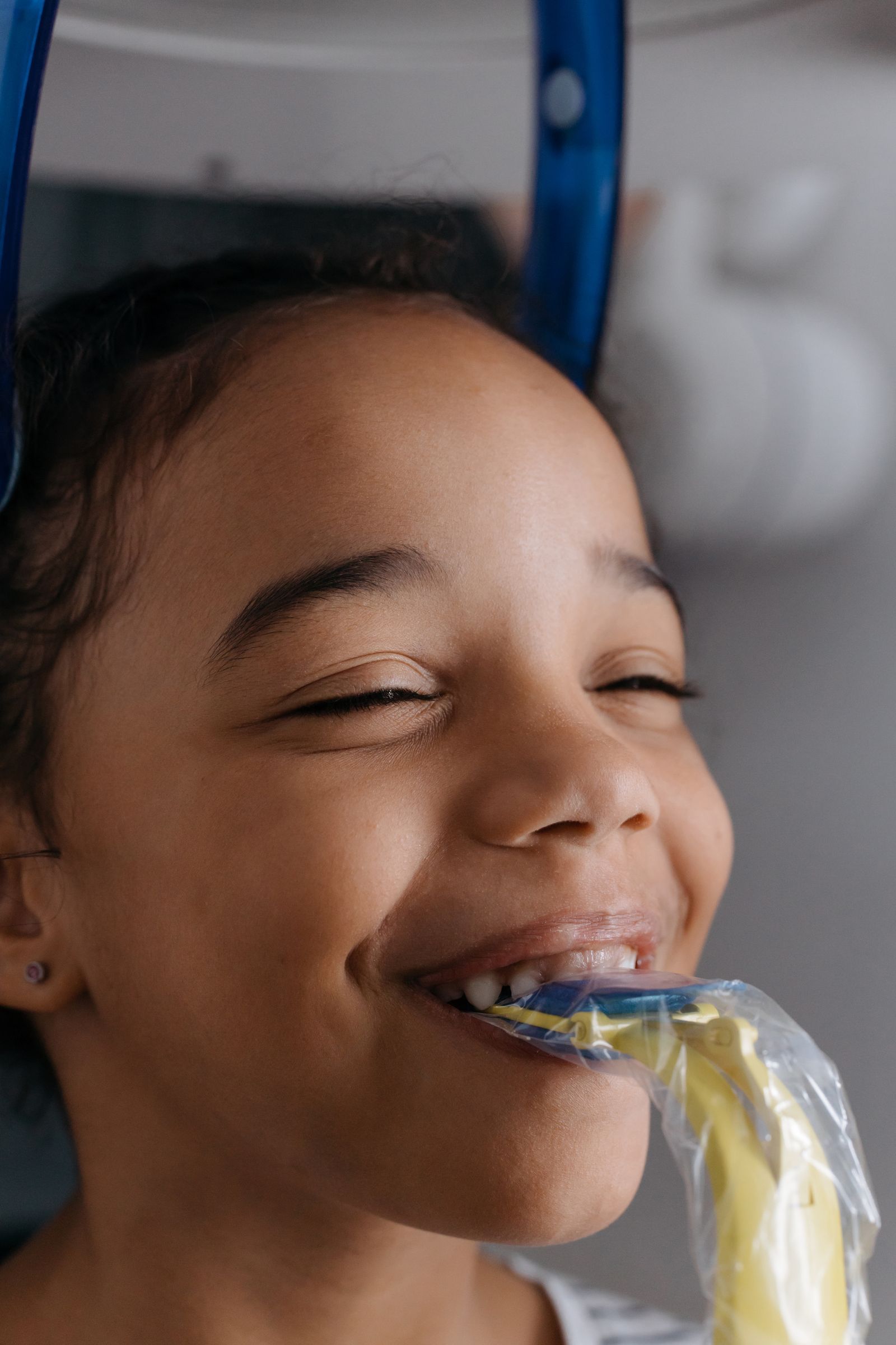 Niña sonriente durante su control dental